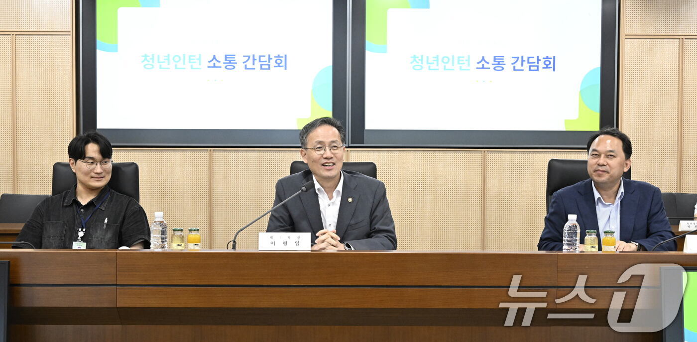 (서울=뉴스1) = 이형일 재정경제부 차관이 18일 정부세종청사에서 '재경부 청년인턴 소통 간담회'를 하고 있다. (재정경제부 제공. 재판매 및 DB금지) 2026.8.18/뉴스1 …