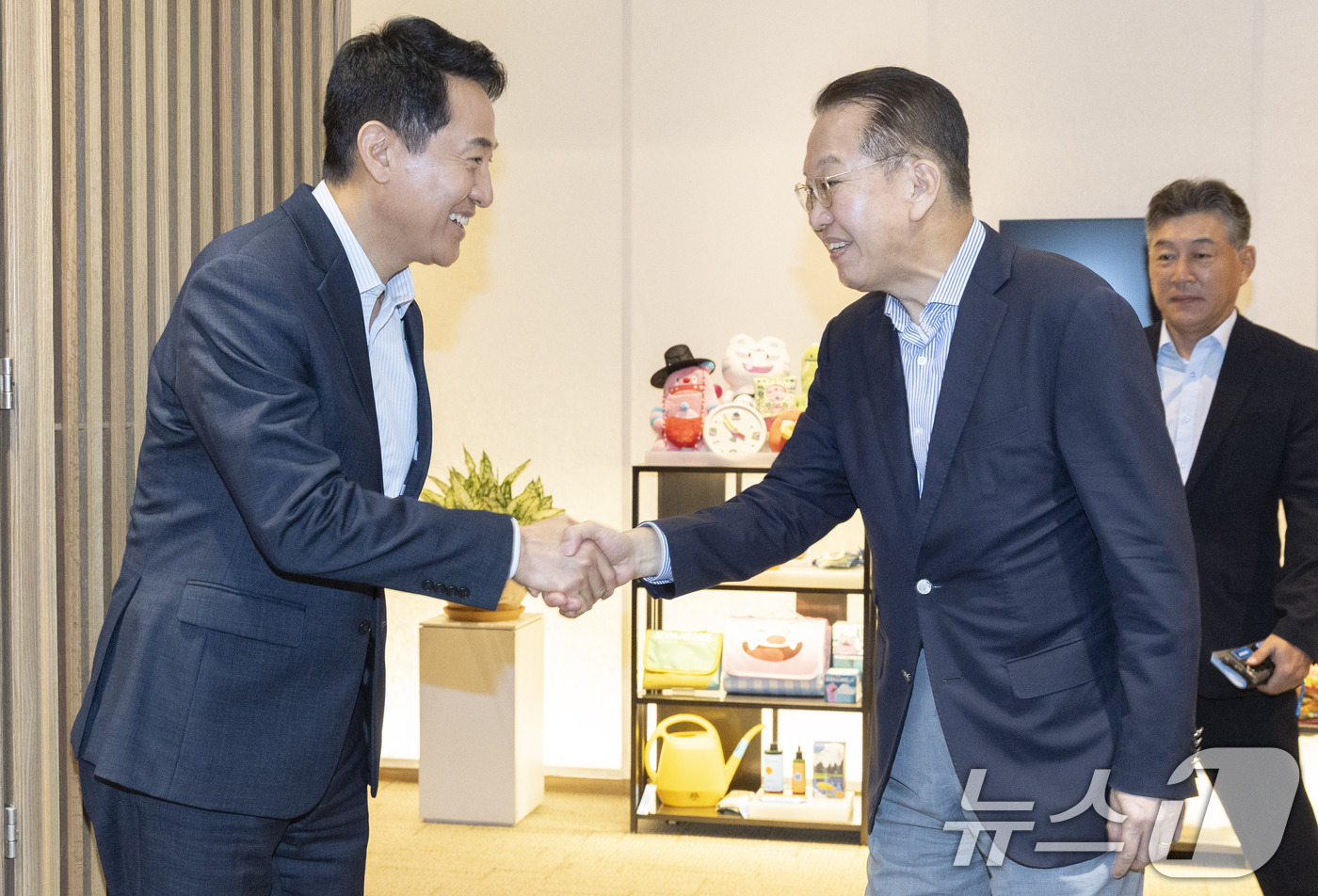 (서울=뉴스1) 오대일 기자 = 오세훈 서울시장이 18일 오후 서울 중구 서울시청 집무실에서 용산구를 지역구로 둔 권영세 국민의힘 의원과 용산 어린이정원 공공임대주택 단지 조성과 …
