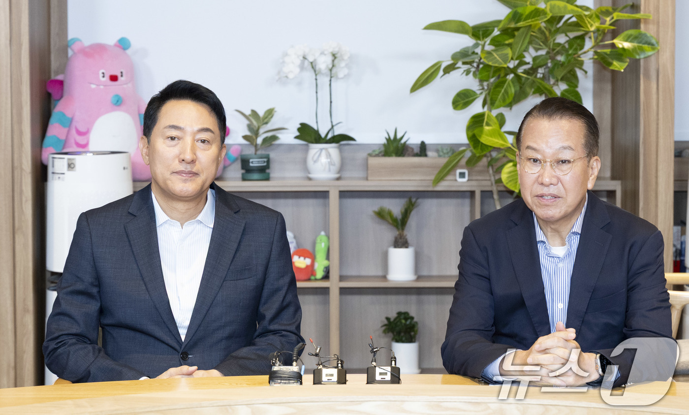 (서울=뉴스1) 오대일 기자 = 용산구를 지역구로 둔 권영세 국민의힘 의원이 18일 오후 서울 중구 서울시청 시장 집무실에서 오세훈 서울시장과 용산 어린이정원 공공임대주택 단지 조 …