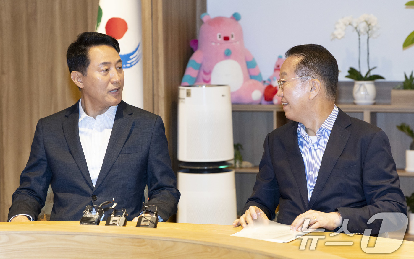 (서울=뉴스1) 오대일 기자 = 오세훈 서울시장이 18일 오후 서울 중구 서울시청 집무실에서 용산구를 지역구로 둔 권영세 국민의힘 의원과 용산 어린이정원 공공임대주택 단지 조성과 …