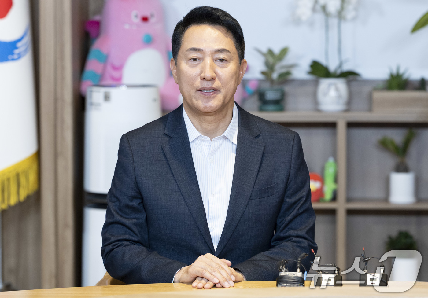 (서울=뉴스1) 오대일 기자 = 오세훈 서울시장이 18일 오후 서울 중구 서울시청 집무실에서 용산구를 지역구로 둔 권영세 국민의힘 의원과 용산 어린이정원 공공임대주택 단지 조성과 …