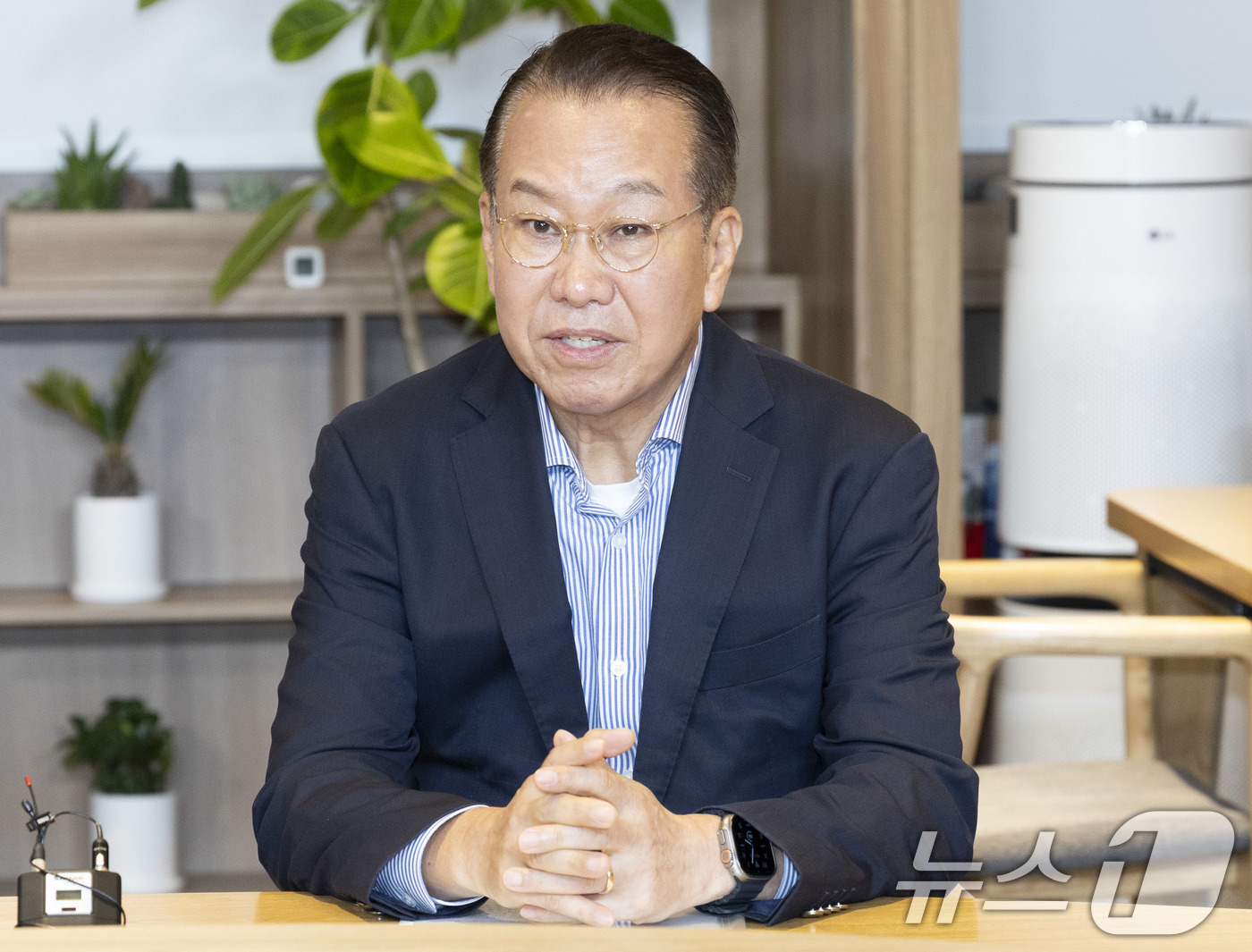 (서울=뉴스1) 오대일 기자 = 용산구를 지역구로 둔 권영세 국민의힘 의원이 18일 오후 서울 중구 서울시청 시장 집무실에서 오세훈 서울시장과 용산 어린이정원 공공임대주택 단지 조 …