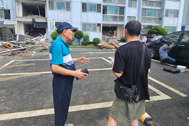 "눈 떠보니 토사에 묻혀 있어"…거제 산사태로 매몰됐다 구조된 부부