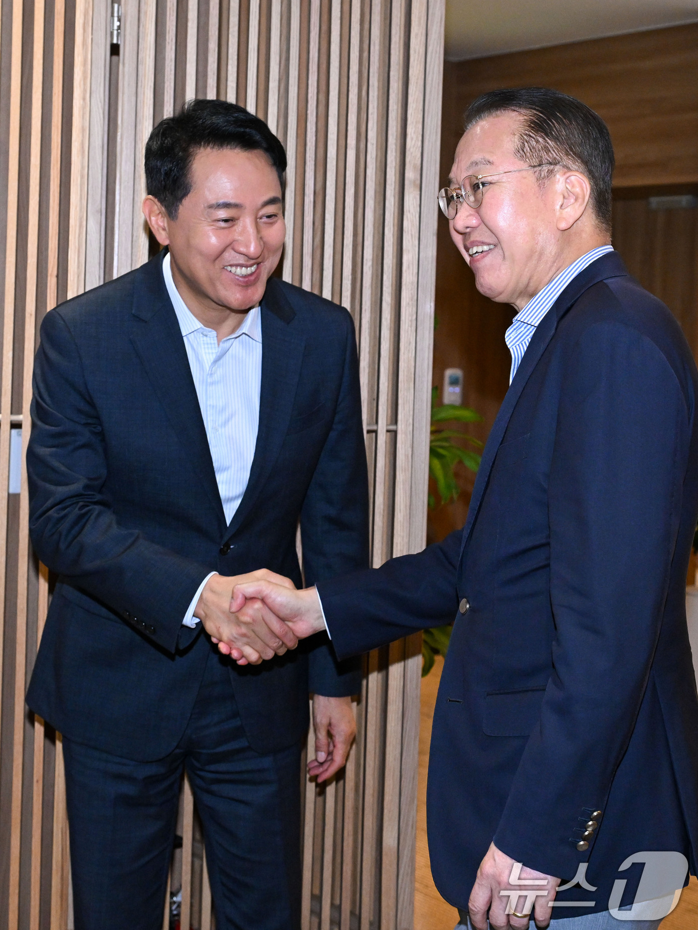 (서울=뉴스1) 오대일 기자 = 오세훈 서울시장이 18일 오후 서울 중구 서울시청 집무실에서 용산구를 지역구로 둔 권영세 국민의힘 의원과 용산 어린이정원 공공임대주택 단지 조성과 …