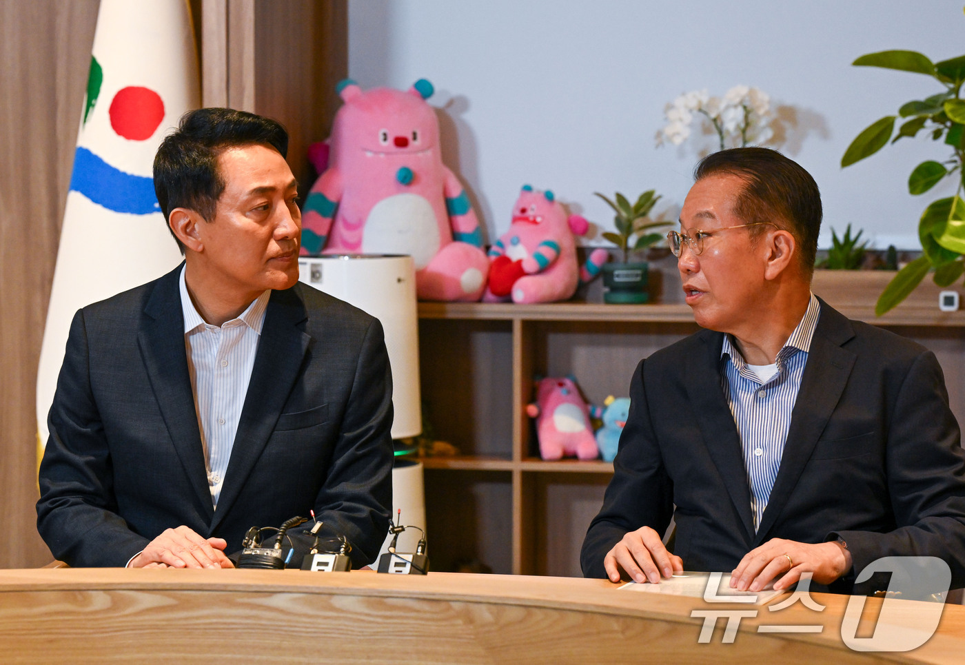 (서울=뉴스1) 오대일 기자 = 오세훈 서울시장(왼쪽)이 18일 서울시청 집무실에서 권영세 국민의힘 의원(서울 용산구)과 용산공원 및 용산국제업무지구 주택공급 관련 논의를 하고 있 …