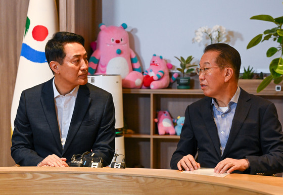마주보며 대화하는 오세훈·권영세
