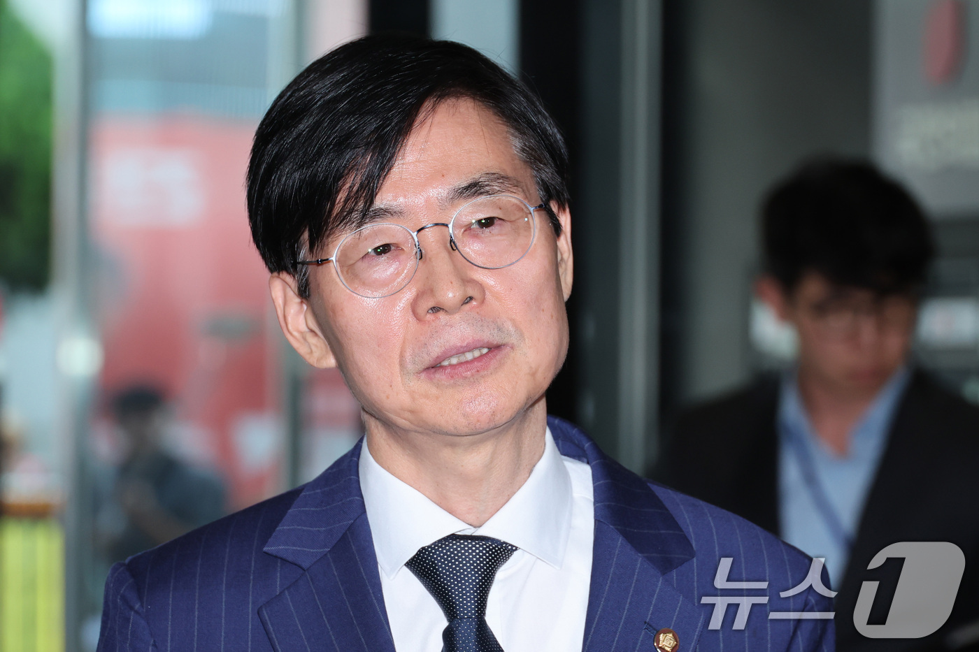 (서울=뉴스1) 신웅수 기자 = 조경태 국민의힘 의원이 18일 서울 여의도 국민의힘 당사에서 열린 중앙윤리위원회를 마친 후 취재진의 질의에 답변하고 있다. 2026.8.18/뉴스1 …