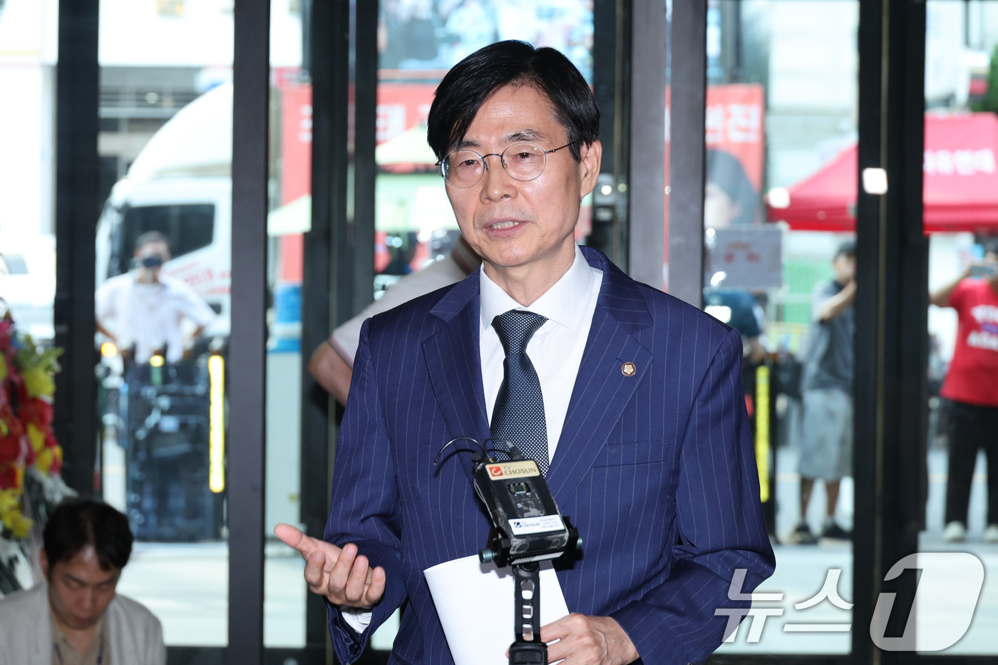 (서울=뉴스1) 신웅수 기자 = 조경태 국민의힘 의원이 18일 서울 여의도 국민의힘 당사에서 열린 중앙윤리위원회를 마친 후 취재진의 질의에 답변하고 있다. 2026.8.18/뉴스1 …