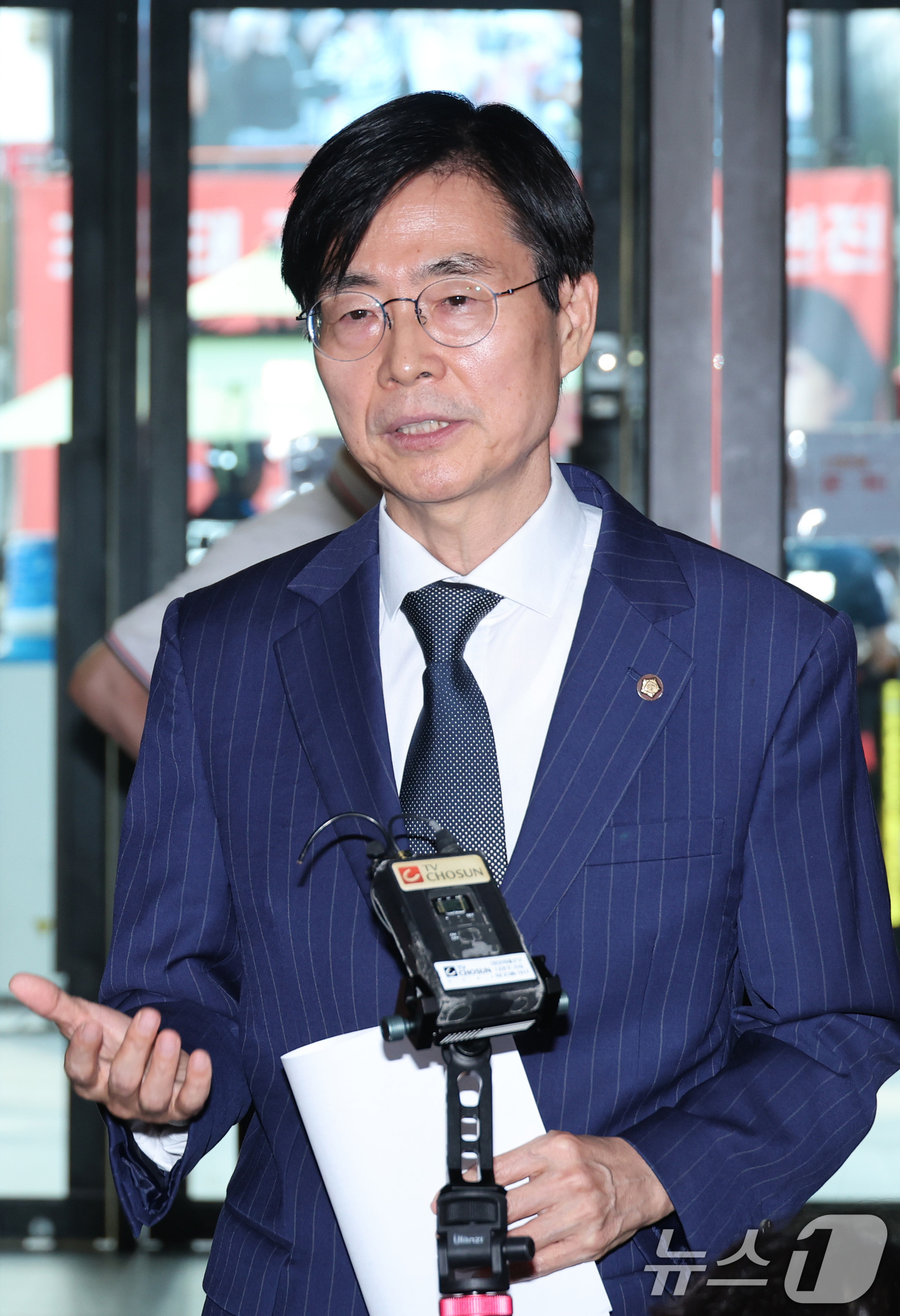 (서울=뉴스1) 신웅수 기자 = 조경태 국민의힘 의원이 18일 서울 여의도 국민의힘 당사에서 열린 중앙윤리위원회를 마친 후 취재진의 질의에 답변하고 있다. 2026.8.18/뉴스1 …