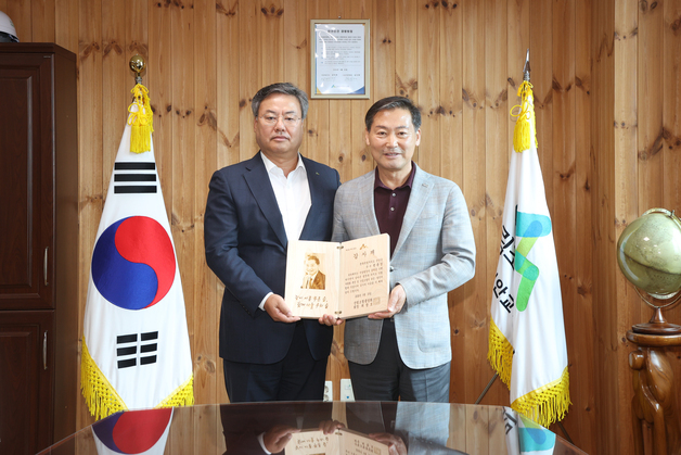 산림조합중앙회, 전춘성 진안군수 감사패…"산림 교육에 기여"