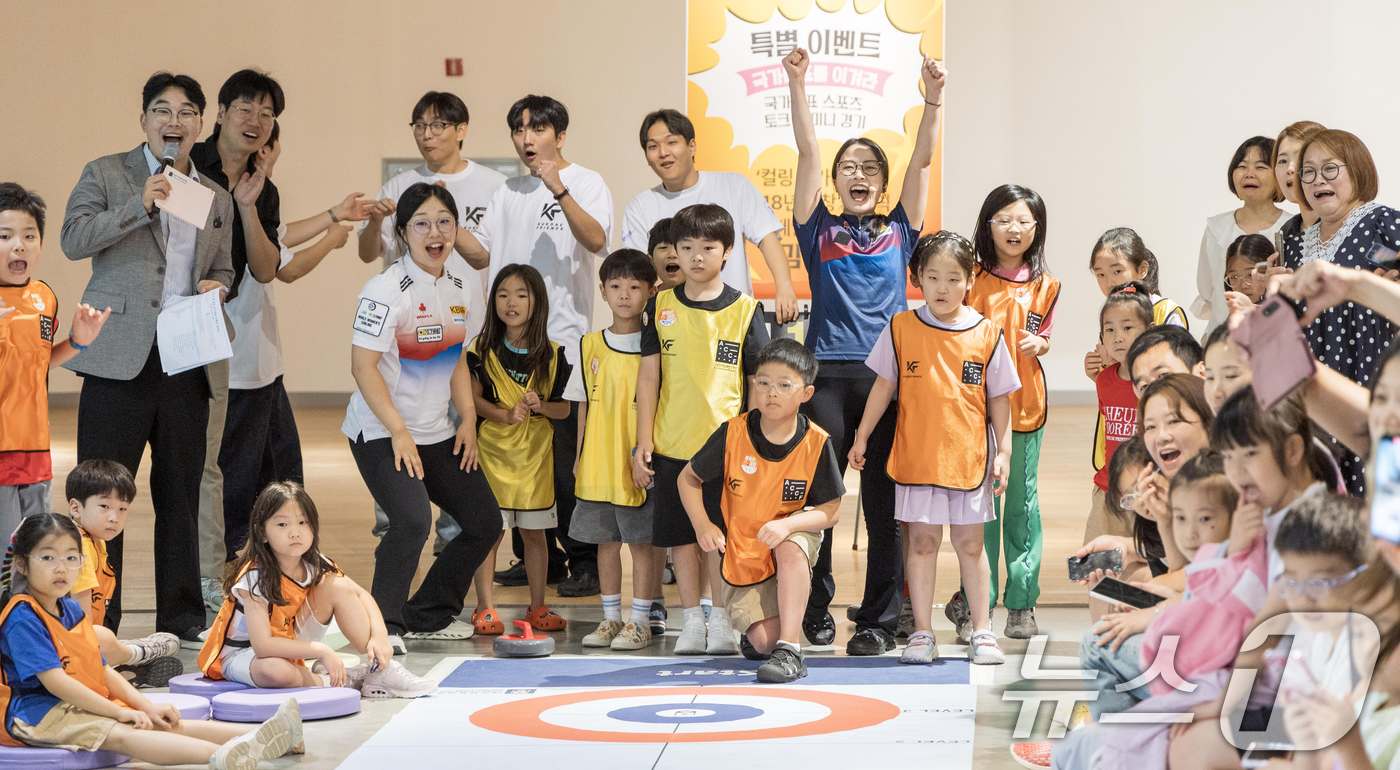 (광주=뉴스1) 김태성 기자 = '스포츠 히어로즈: 나도 국가대표!’ 행사 마지막 날인 17일 전남광주통합특별시 동구 국립아시아문화전당 어린이문화원 다목적홀에서 '국가대표를 이겨 …