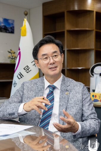 본문 이미지 - 최동민 동대문구청장이 14일 집무실에서 뉴스1과 만나 민선9기 공약에 대해 설명하고 있다.