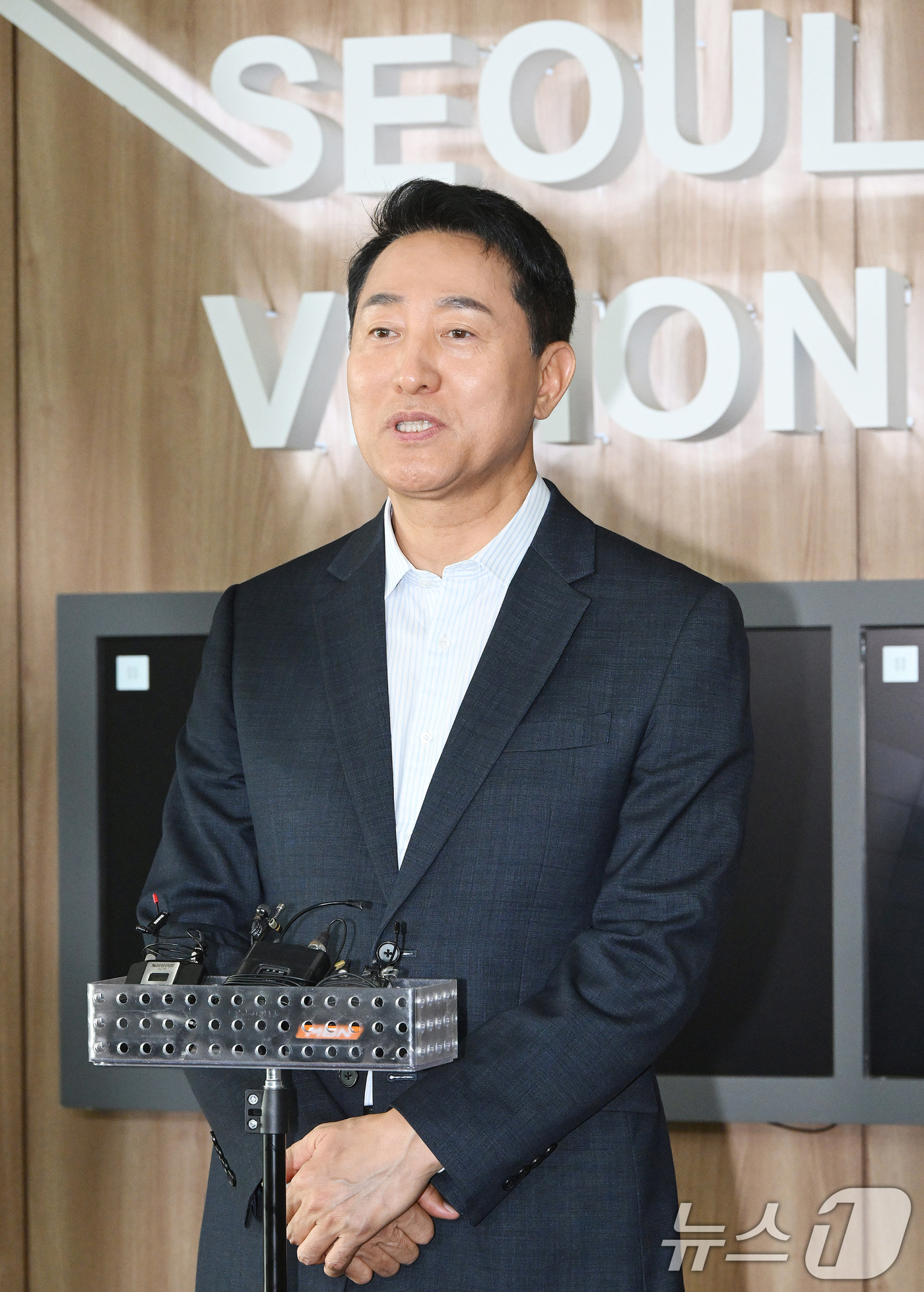 (서울=뉴스1) 오대일 기자 = 오세훈 서울시장이 18일 오후 서울시청에서 용산을 지역구로 둔 권영세 의원과 용산공원 및 용산국제업무지구 주택공급 관련 면담을 마친 후 백브리핑을 …