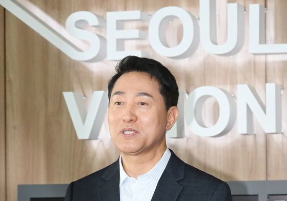 취재진 질문에 답하는 오세훈 서울시장