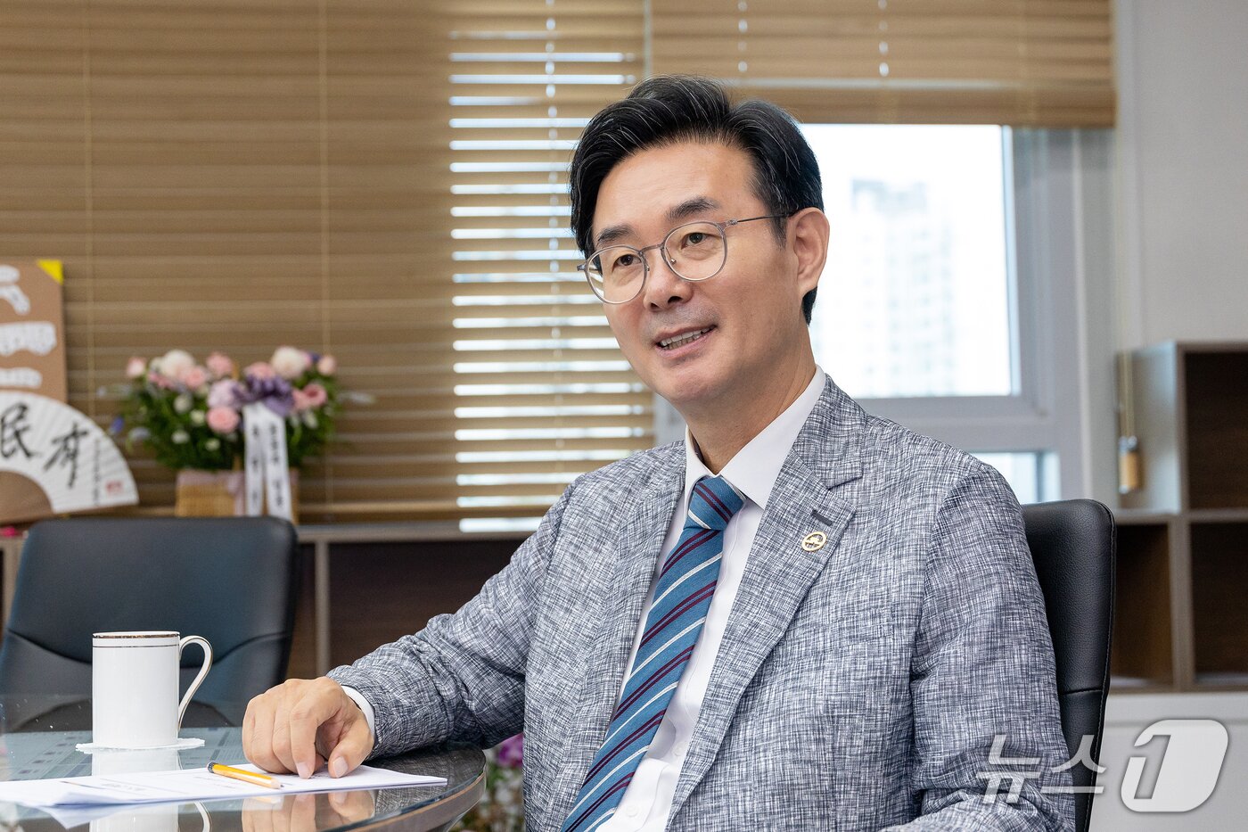 본문 이미지 - 최동민 동대문구청장이 14일 집무실에서 뉴스1과 만나 민선9기 공약에 대해 설명하고 있다.