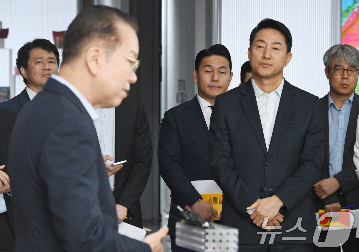 (서울=뉴스1) 오대일 기자 = 오세훈 서울시장이 18일 서울 중구 서울시청에서 권영세 국민의힘 의원(서울 용산구)의 발언을 듣고 있다. 이날 오 시장과 권 의원은 용산공원 및 용 …