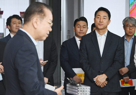 권영세 바라보는 오세훈