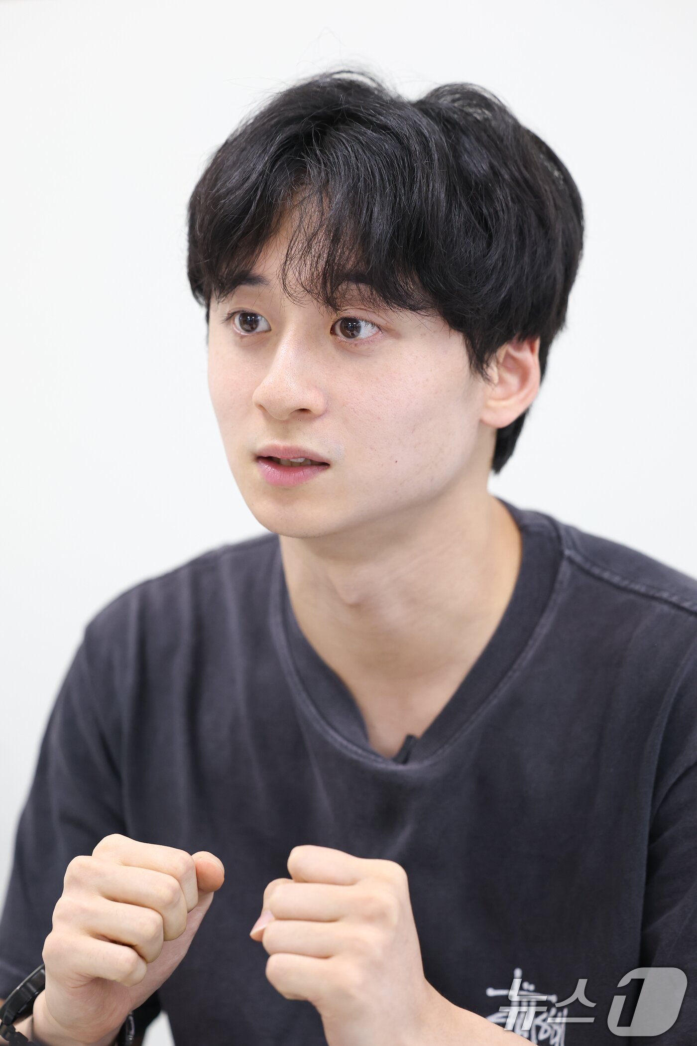본문 이미지 - 어린이 가족 뮤지컬 '나는 반딧불'에서 반디역을 맡은 배우 이정훈이  서울 동작구 드림스테이지 스튜디오에서 뉴스1과 인터뷰를 하고 있다. ⓒ 뉴스1 안은나 기자