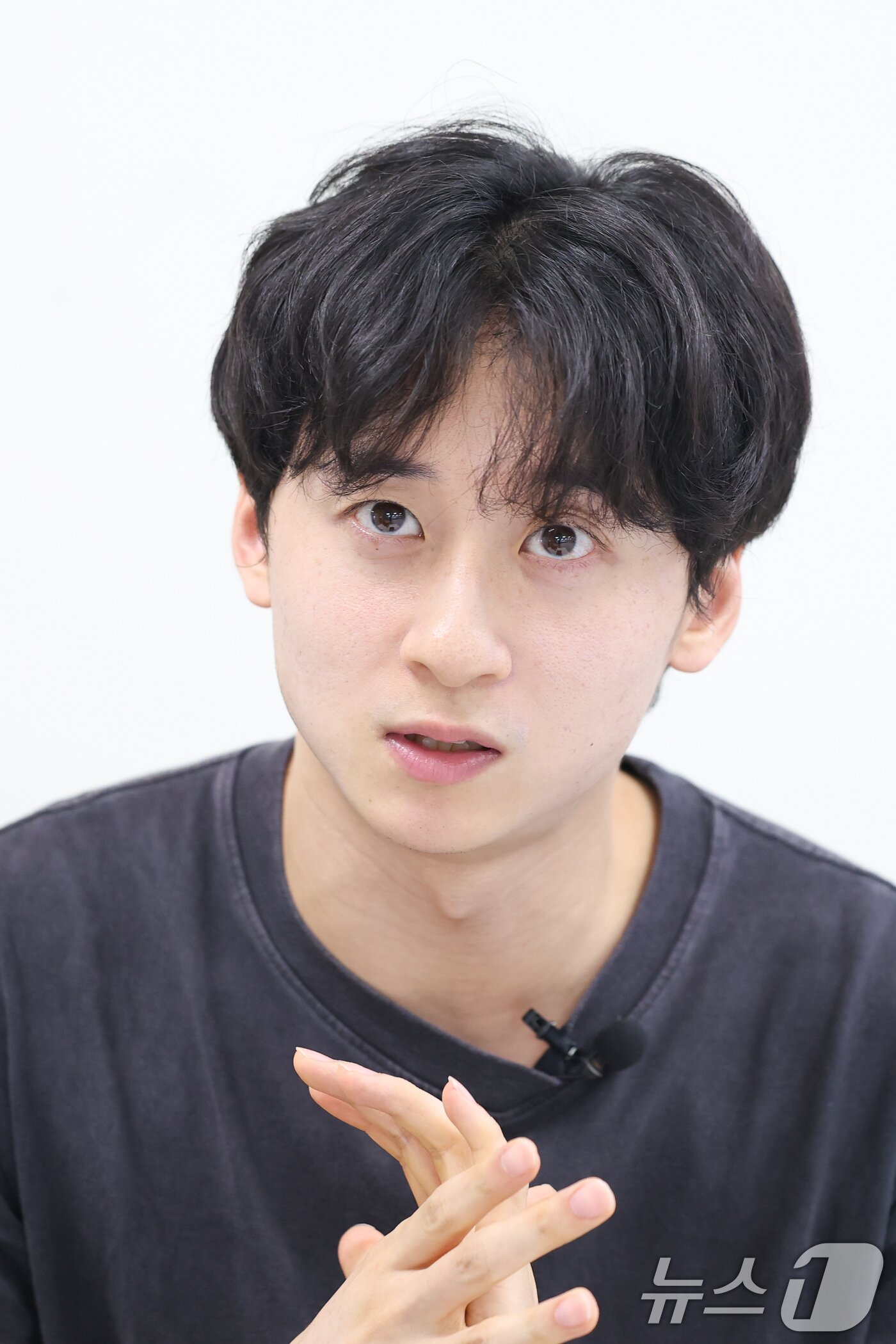 본문 이미지 - 어린이 가족 뮤지컬 '나는 반딧불'에서 반디역을 맡은 배우 이정훈이 서울 동작구 드림스테이지 스튜디오에서 뉴스1과 인터뷰를 하고 있다. ⓒ 뉴스1 안은나 기자