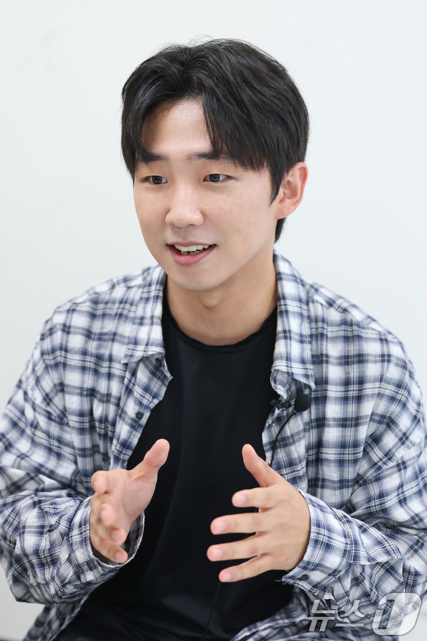 본문 이미지 - 어린이 가족 뮤지컬 '나는 반딧불'에서 앙상블 스윙역을 맡은 배우 박용재가 18일 서울 동작구 드림스테이지 스튜디오에서 뉴스1과 인터뷰를 하고 있다. 2026.8.18 ⓒ 뉴스1 안은나 기자