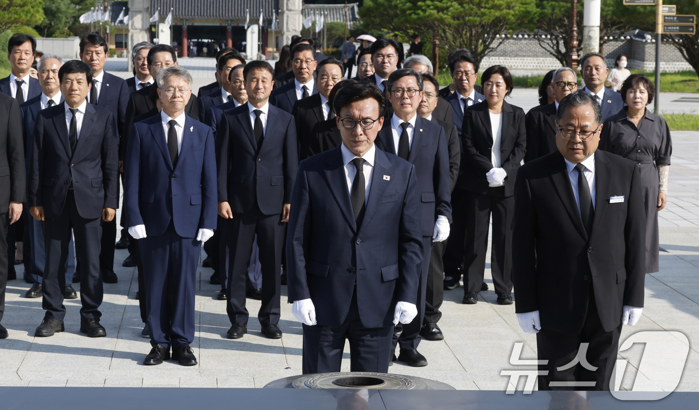 (광주=뉴스1) 김태성 기자 = 더불어민주당 김민석 대표가 18일 오후 국립 5.18민주묘지를 찾아 당 지도부와 함께 참배하고 있다. 2026.8.18/뉴스1