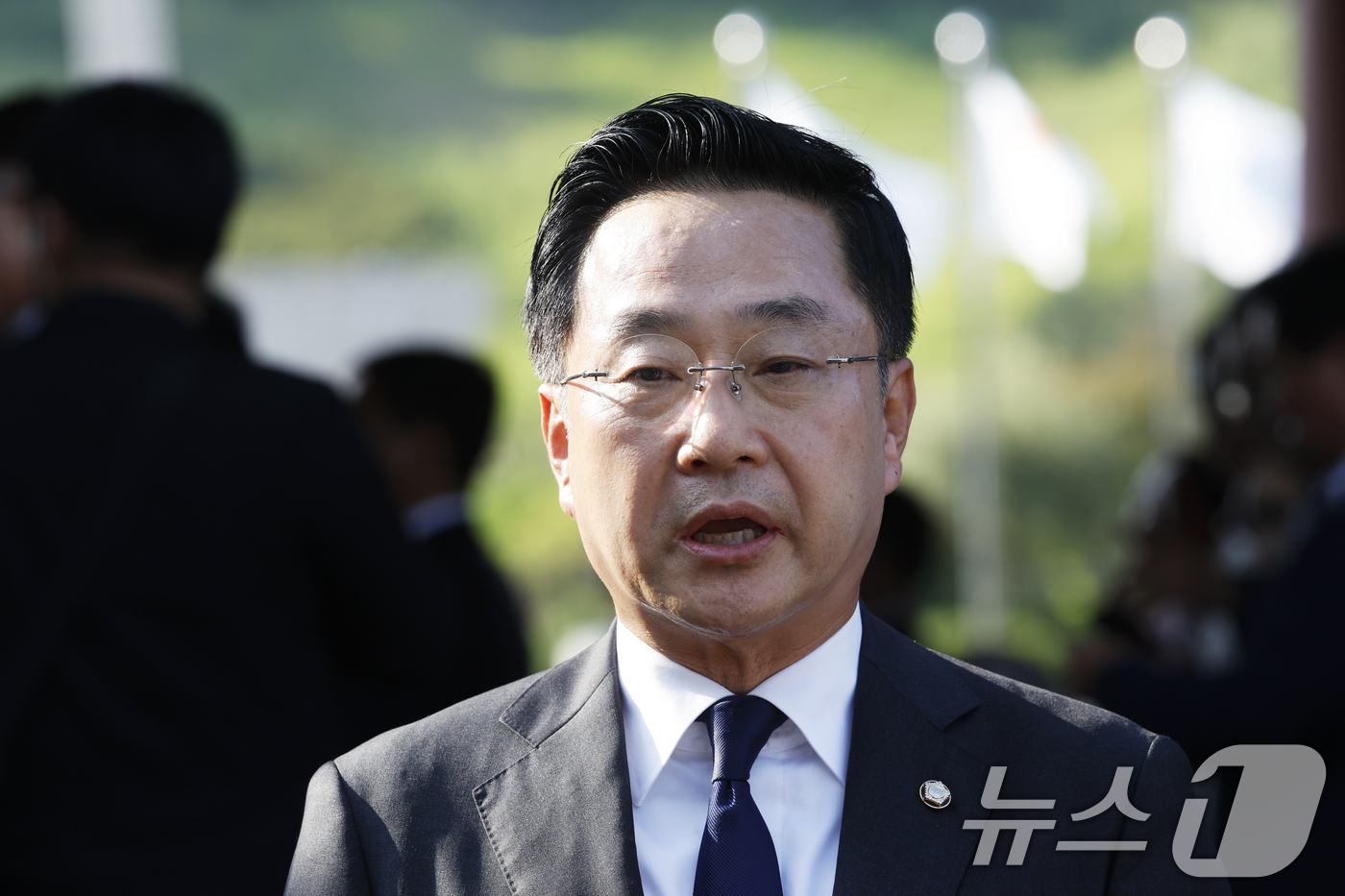 (광주=뉴스1) 김태성 기자 = 박성준 더불어민주당 수석대변인이 18일 전남광주통합특별시 북구 국립5.18묘지를 참배 후 민주의 문앞에서 취재진의 질문에 답하고 있다. 2026.8 …