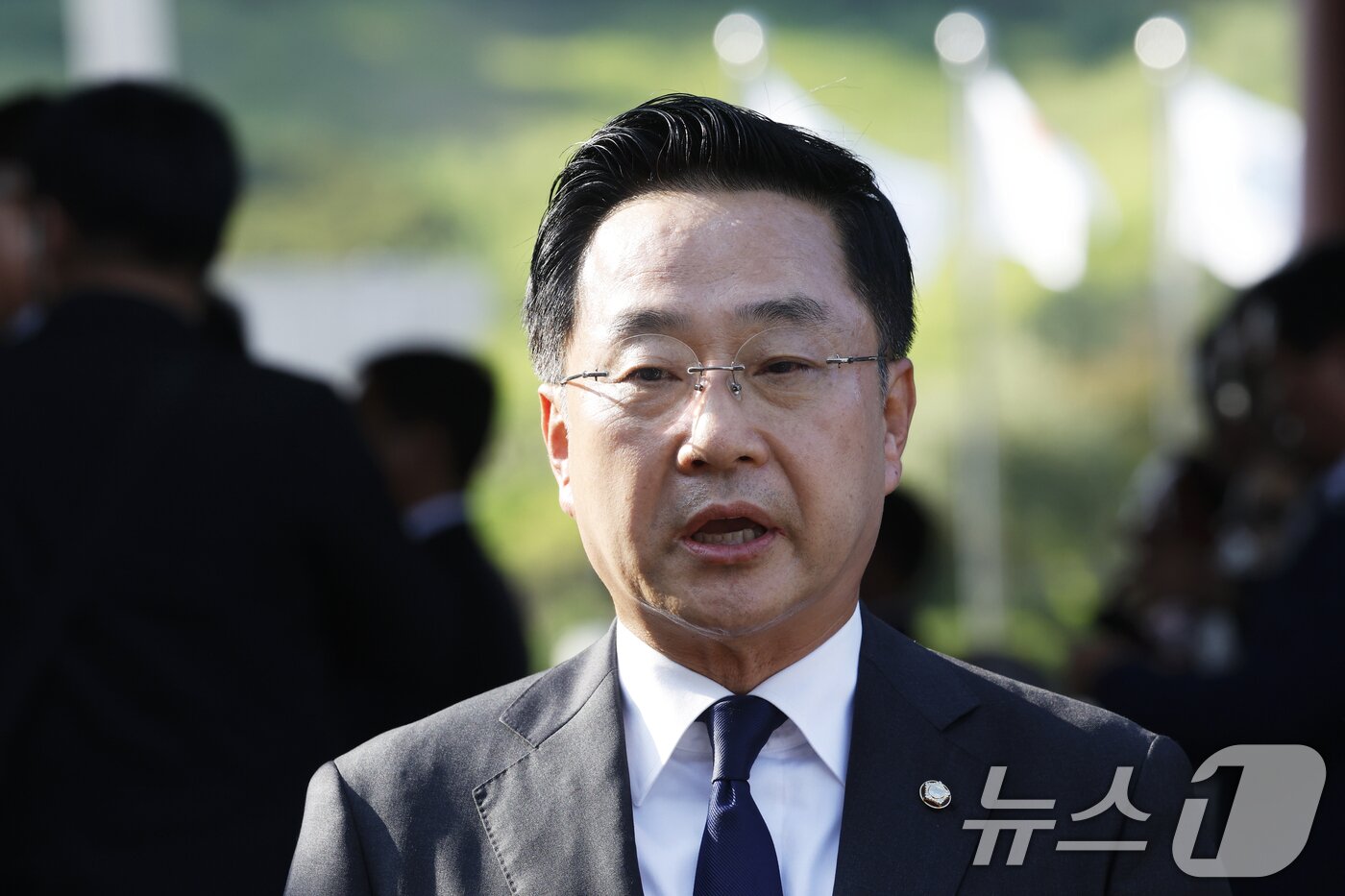 본문 이미지 - 박성준 더불어민주당 수석대변인이 18일 전남광주통합특별시 북구 국립5.18묘지를 참배 후 민주의 문앞에서 취재진의 질문에 답하고 있다. 2026.8.18 ⓒ 뉴스1 김태성 기자