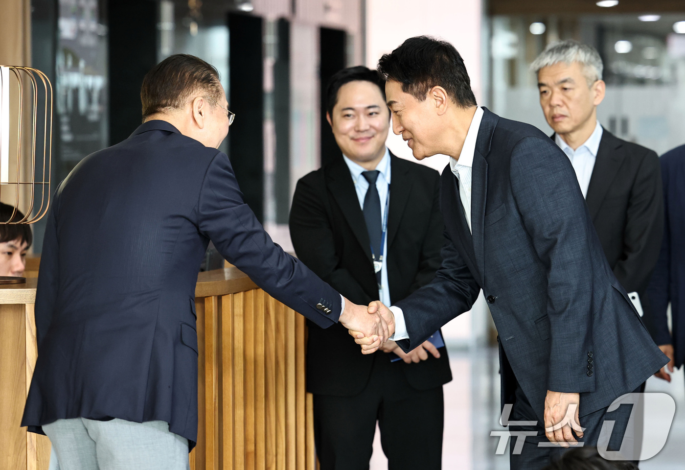 (서울=뉴스1) 오대일 기자 = 오세훈 서울시장과 국민의힘 권영세 의원이 18일 서울시청 시장 집무실에서 용산공원 및 용산국제업무지구 주택공급 논의 관련 백브리핑을 마친 뒤 악수하 …