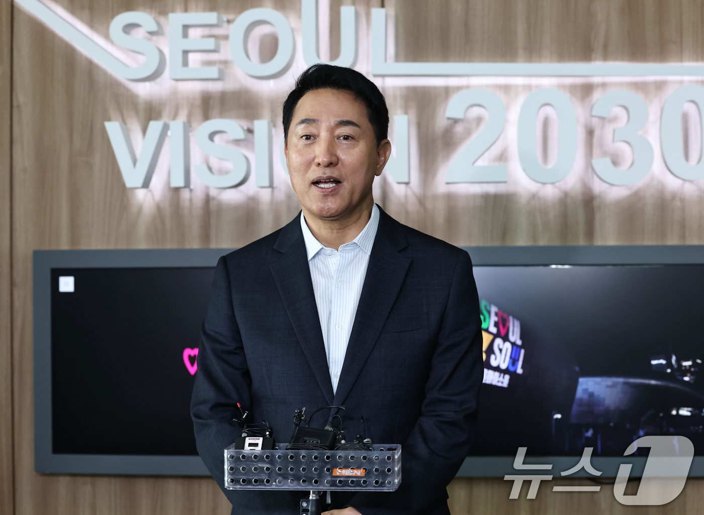 (서울=뉴스1) 오대일 기자 = 오세훈 서울시장이 18일 오후 서울시청에서 용산을 지역구로 둔 권영세 의원과 용산공원 및 용산국제업무지구 주택공급 관련 면담을 마친 후 백브리핑을 …