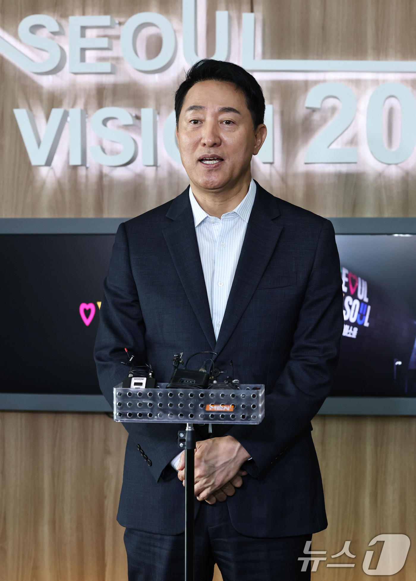 (서울=뉴스1) 오대일 기자 = 오세훈 서울시장이 18일 오후 서울시청에서 용산을 지역구로 둔 권영세 의원과 용산공원 및 용산국제업무지구 주택공급 관련 면담을 마친 후 백브리핑을 …