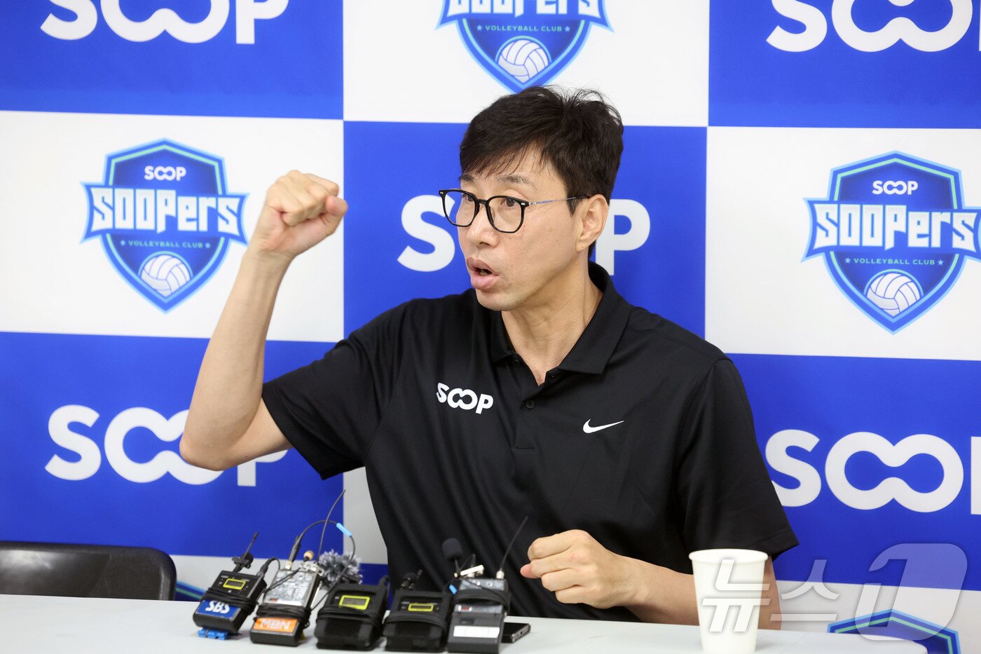 본문 이미지 - 프로배구 수퍼스 배구단 김세진 감독이 18일 전남광주 서구 SOOP 스타디움(염주체육관)에서 열린 오픈트레이닝에서 공동 인터뷰를 진행하고 있다. 2026.8.18 ⓒ 뉴스1 조수민 기자