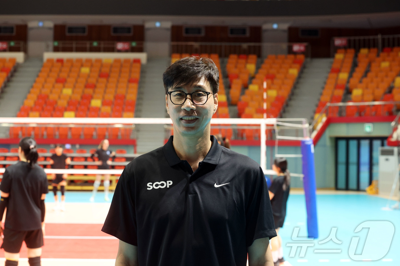 (광주=뉴스1) 조수민 기자 = 김세진 프로배구 수퍼스 감독이 18일 오후 전남 광주 서구 SOOP 스타디움(염주체육관)에서 열린 오픈트레이닝에 참여하고 있다. 2026.8.18/ …