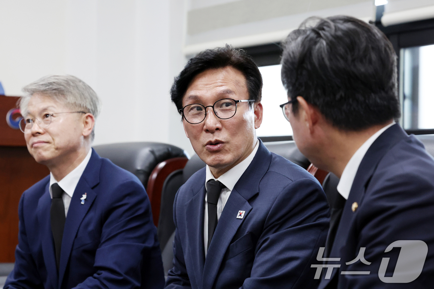 (광주=뉴스1) 김태성 기자 = 김민석 더불어민주당 당대표가 18일 전남광주통합특별시 북구 국립5.18민주묘역에서 참배 후 참석자들과 이야기를 나누고 있다. 2026.8.18/뉴스 …