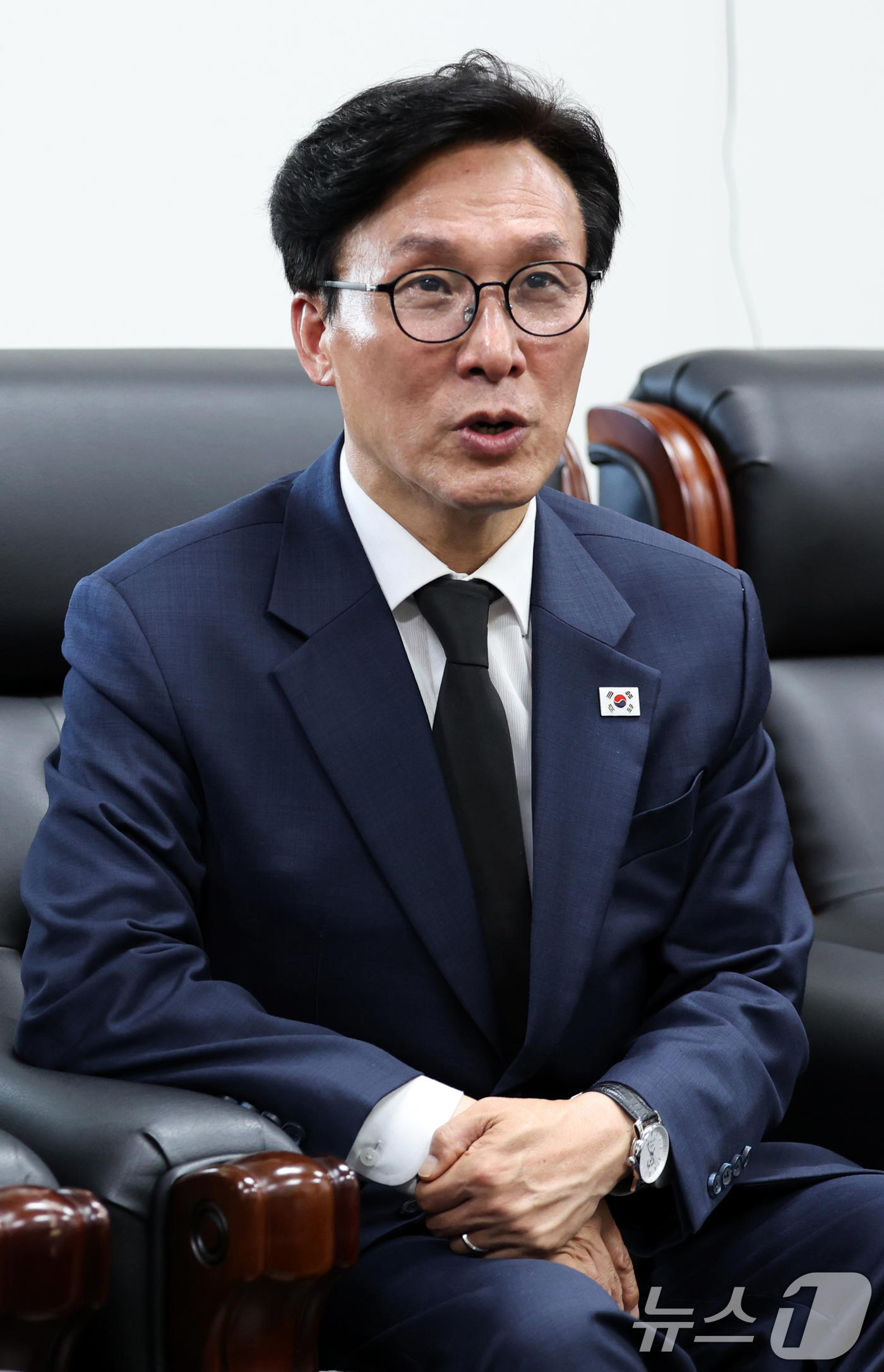 (광주=뉴스1) 김태성 기자 = 김민석 더불어민주당 당대표가 18일 전남광주통합특별시 북구 국립5.18민주묘역에서 참배 후 민형배 광주시장과 대화를 나누고 있다. 2026.8.18 …
