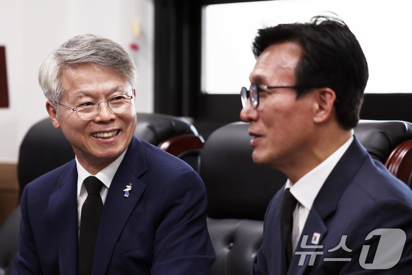 (광주=뉴스1) 김태성 기자 = 김민석 더불어민주당 당대표가 18일 전남광주통합특별시 북구 국립5.18민주묘역에서 참배 후 민형배 광주시장과 대화를 나누고 있다. 2026.8.18 …