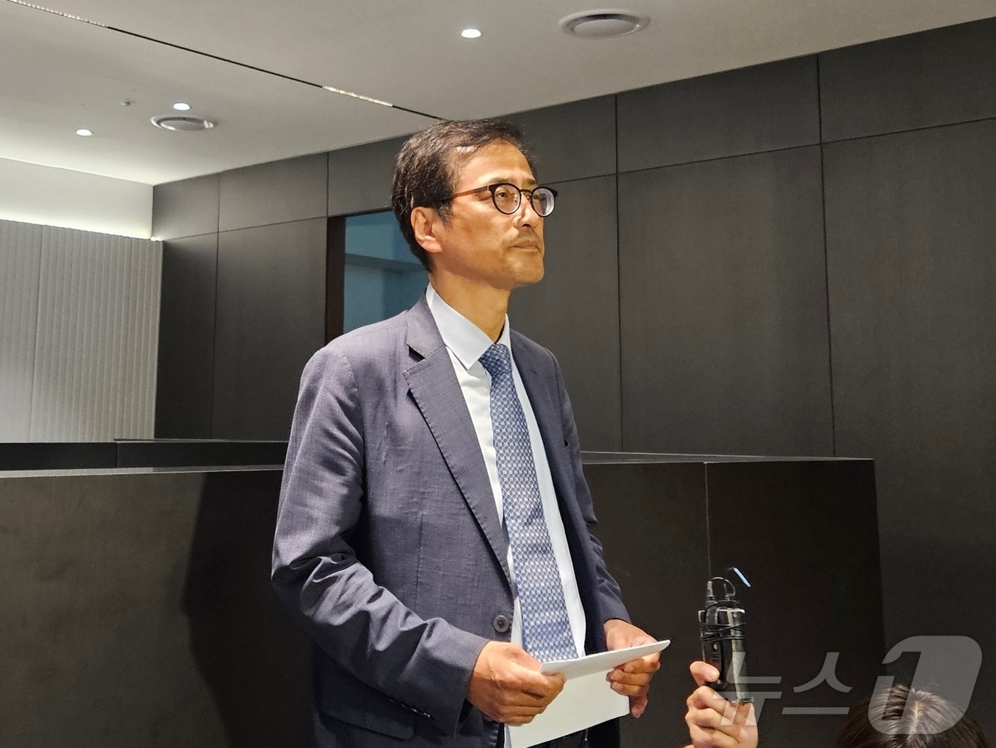 (서울=뉴스1) 문혜원 기자 = 선거관리위원회 특별검사로 지명된 이태한 국민권익위원회 비상임위원이 18일 오후 서울 서초구 법무법인 동인에서 취재진 질문에 답하고 있다.2026.8 …