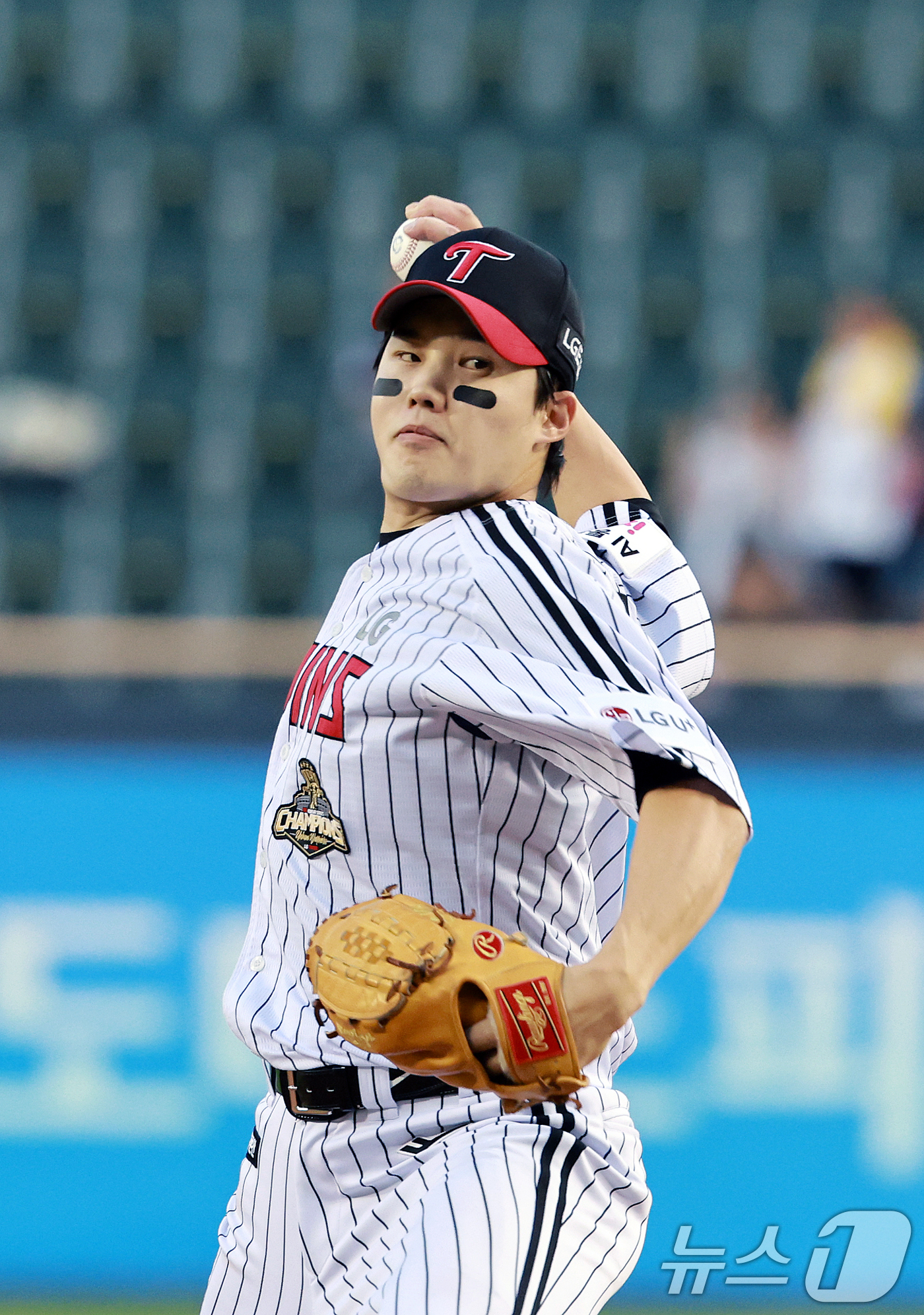 (서울=뉴스1) 이호윤 기자 = 18일 서울 송파구 잠실야구장에서 열린 프로야구 '2026 신한 SOL KBO리그' KT 위즈와 LG 트윈스의 경기, 1회초 LG 선발투수 임찬규가 …
