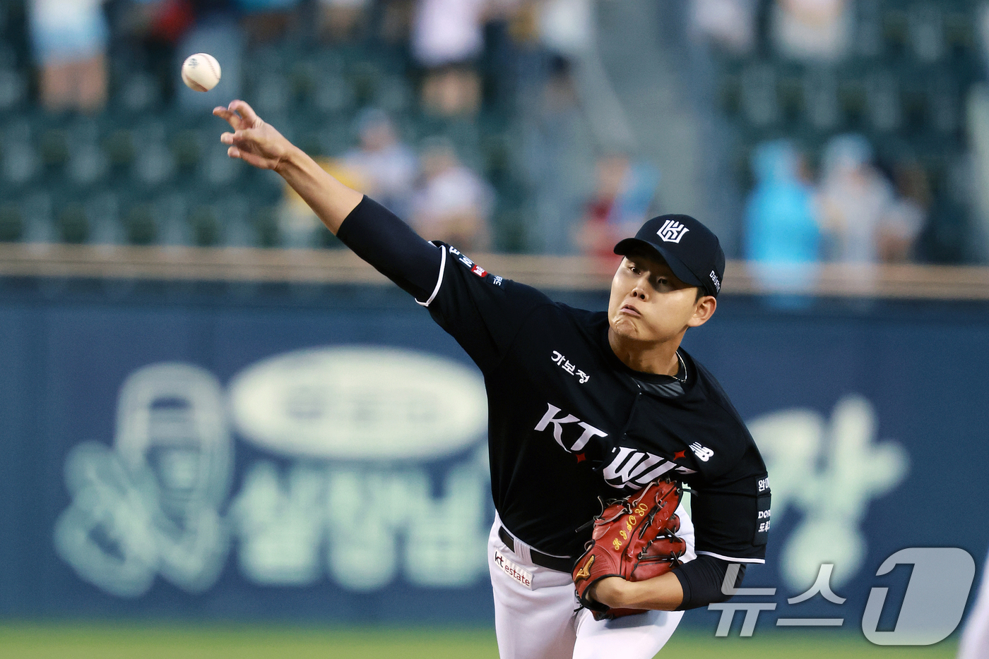 (서울=뉴스1) 이호윤 기자 = 18일 서울 송파구 잠실야구장에서 열린 프로야구 '2026 신한 SOL KBO리그' KT 위즈와 LG 트윈스의 경기, 1회말 KT 선발투수 소형준이 …