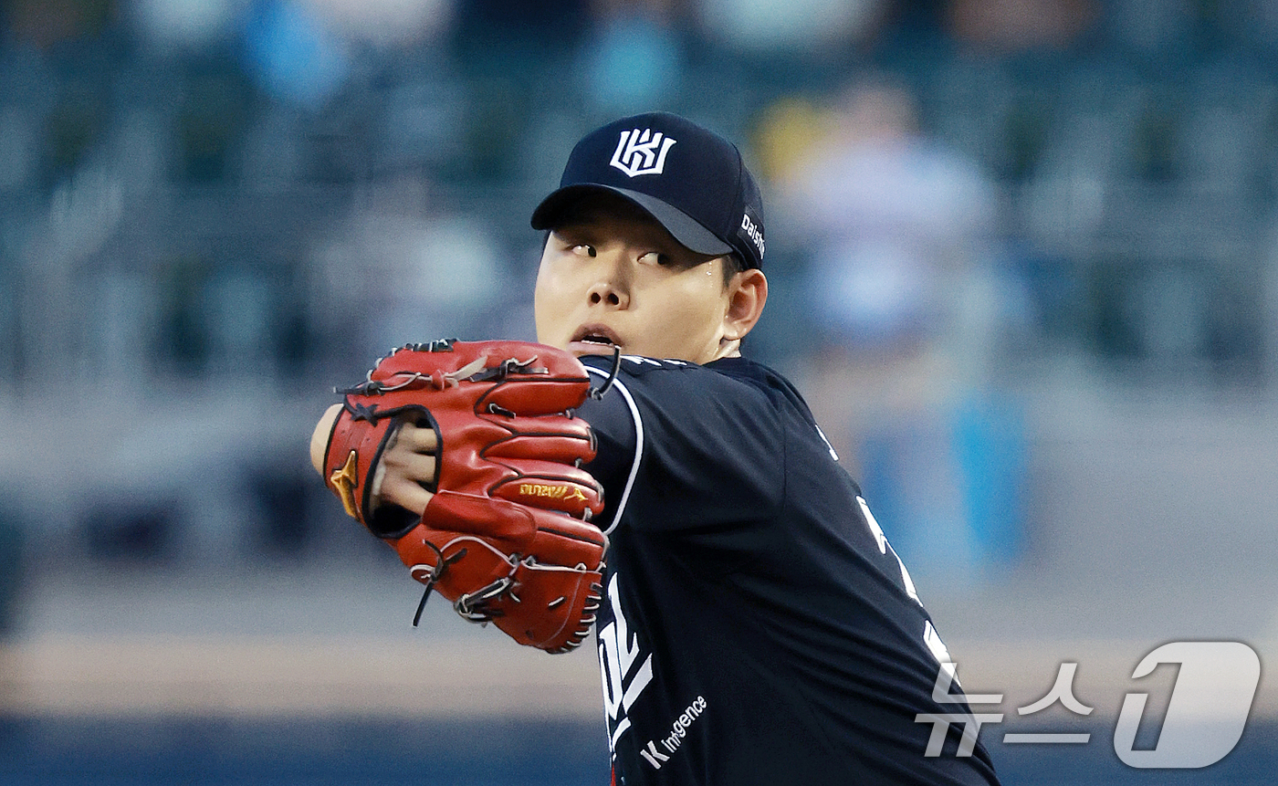 (서울=뉴스1) 이호윤 기자 = 18일 서울 송파구 잠실야구장에서 열린 프로야구 '2026 신한 SOL KBO리그' KT 위즈와 LG 트윈스의 경기, 1회말 KT 선발투수 소형준이 …