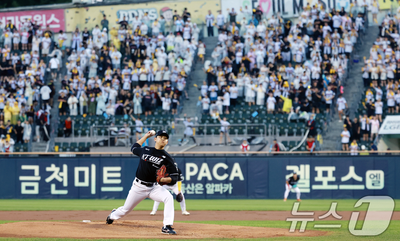 (서울=뉴스1) 이호윤 기자 = 18일 서울 송파구 잠실야구장에서 열린 프로야구 '2026 신한 SOL KBO리그' KT 위즈와 LG 트윈스의 경기, 1회말 KT 선발투수 소형준이 …