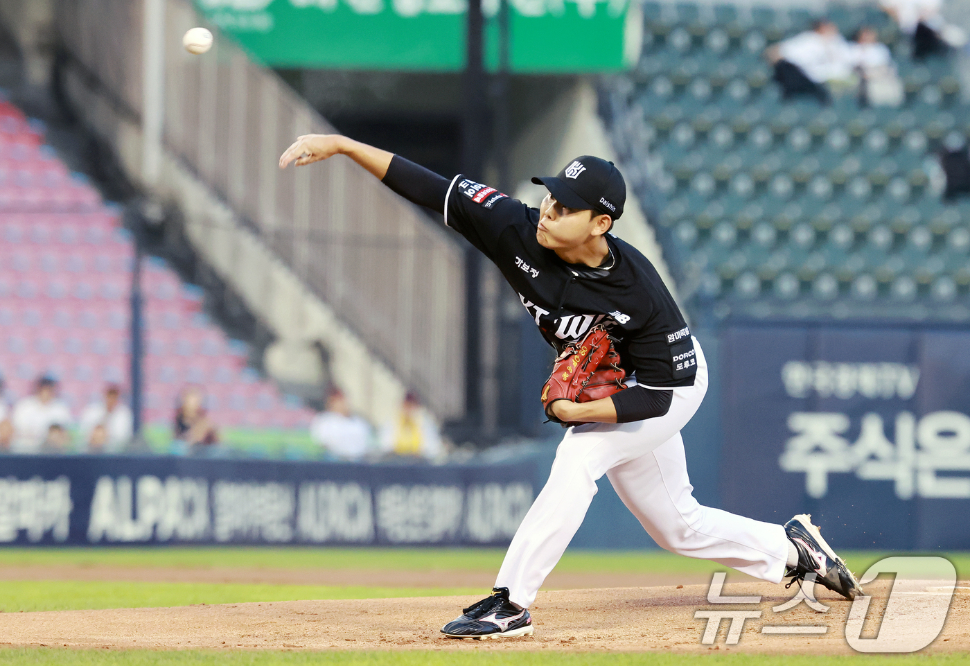 (서울=뉴스1) 이호윤 기자 = 18일 서울 송파구 잠실야구장에서 열린 프로야구 '2026 신한 SOL KBO리그' KT 위즈와 LG 트윈스의 경기, 1회말 KT 선발투수 소형준이 …