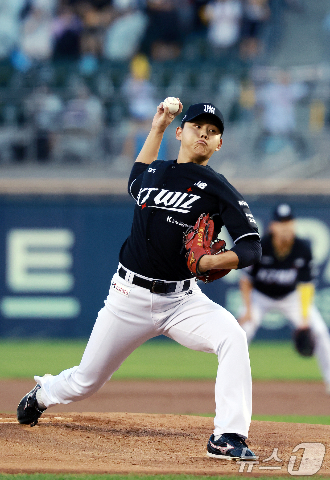 (서울=뉴스1) 이호윤 기자 = 18일 서울 송파구 잠실야구장에서 열린 프로야구 '2026 신한 SOL KBO리그' KT 위즈와 LG 트윈스의 경기, 1회말 KT 선발투수 소형준이 …