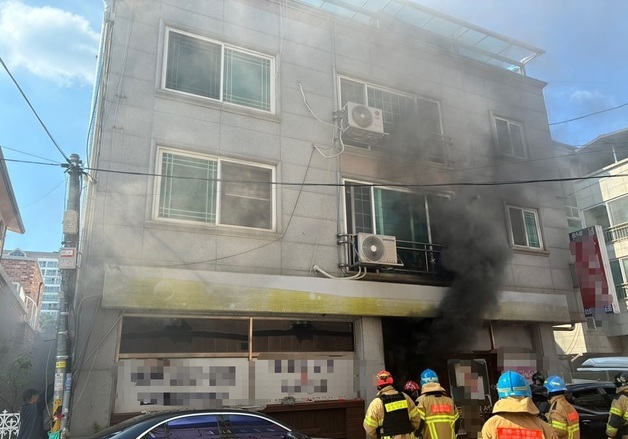 전주 서신동 건물 1층서 불…6명 연기흡입·4명 이송