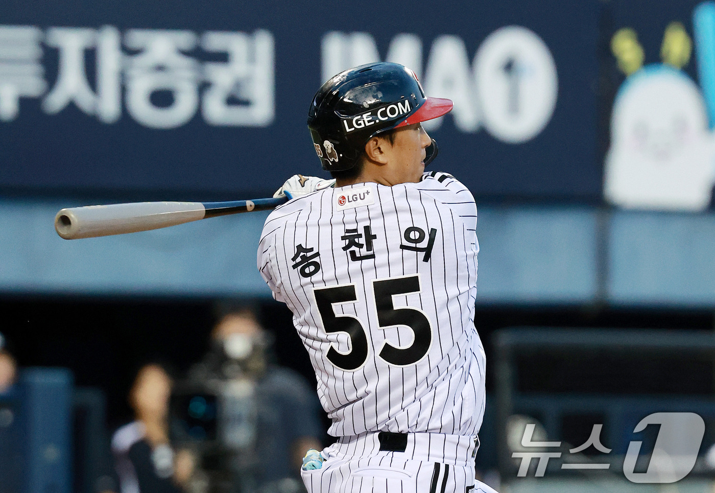 (서울=뉴스1) 이호윤 기자 = 18일 서울 송파구 잠실야구장에서 열린 프로야구 '2026 신한 SOL KBO리그' KT 위즈와 LG 트윈스의 경기, 1회말 2사 2,3루 상황에서 …