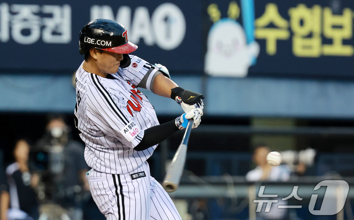(서울=뉴스1) 이호윤 기자 = 18일 서울 송파구 잠실야구장에서 열린 프로야구 '2026 신한 SOL KBO리그' KT 위즈와 LG 트윈스의 경기, 1회말 2사 2,3루 상황에서 …