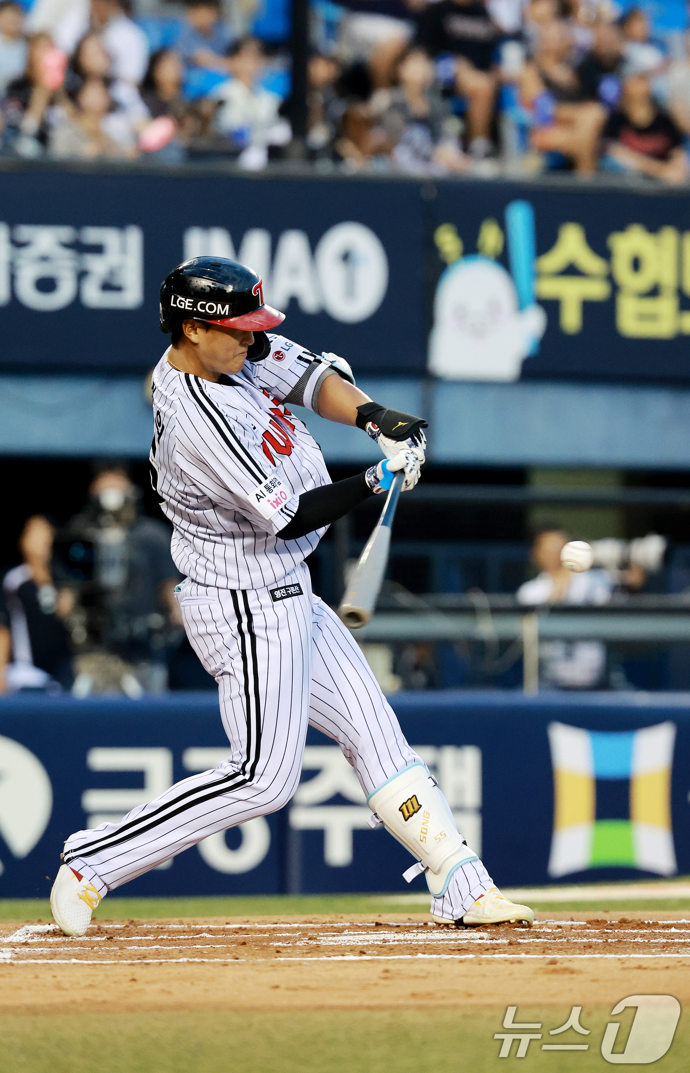 (서울=뉴스1) 이호윤 기자 = 18일 서울 송파구 잠실야구장에서 열린 프로야구 '2026 신한 SOL KBO리그' KT 위즈와 LG 트윈스의 경기, 1회말 2사 2,3루 상황에서 …