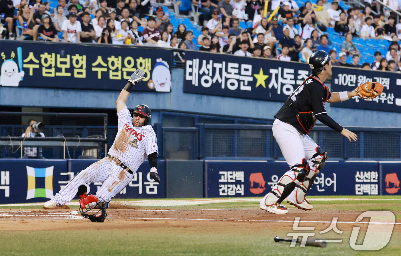 (서울=뉴스1) 이호윤 기자 = 18일 서울 송파구 잠실야구장에서 열린 프로야구 '2026 신한 SOL KBO리그' KT 위즈와 LG 트윈스의 경기, 1회말 2사 2,3루 상황에서 …