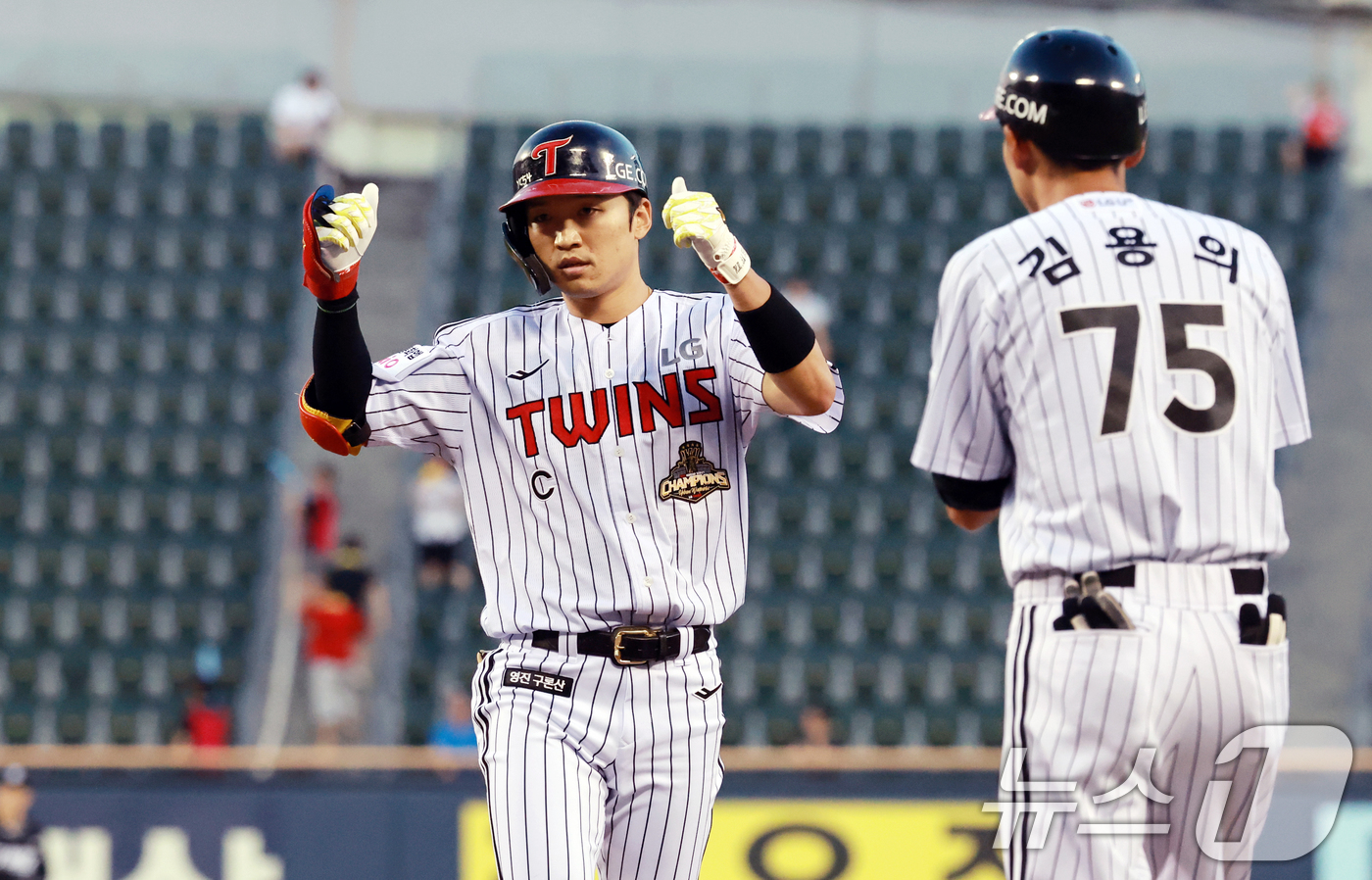 (서울=뉴스1) 이호윤 기자 = 18일 서울 송파구 잠실야구장에서 열린 프로야구 '2026 신한 SOL KBO리그' KT 위즈와 LG 트윈스의 경기, 1회말 1사 상황에서 LG 박 …