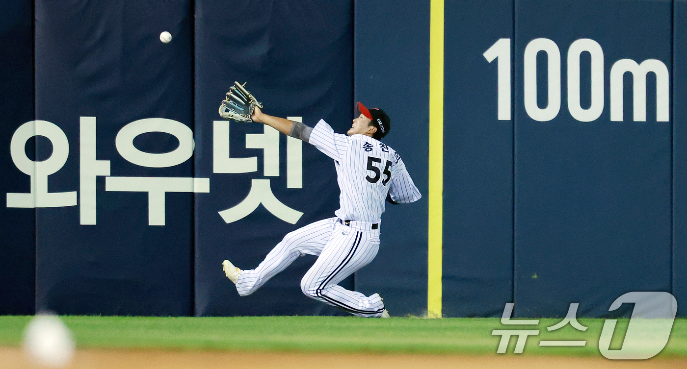 (서울=뉴스1) 이호윤 기자 = 18일 서울 송파구 잠실야구장에서 열린 프로야구 '2026 신한 SOL KBO리그' KT 위즈와 LG 트윈스의 경기, 3회초 1사 상황에서 LG 송 …