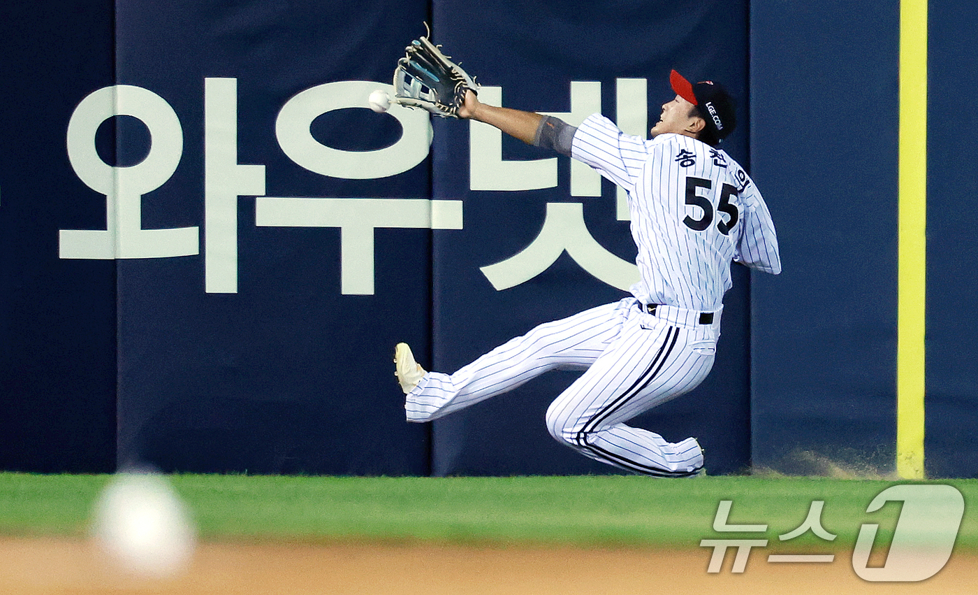(서울=뉴스1) 이호윤 기자 = 18일 서울 송파구 잠실야구장에서 열린 프로야구 '2026 신한 SOL KBO리그' KT 위즈와 LG 트윈스의 경기, 3회초 1사 상황에서 LG 송 …